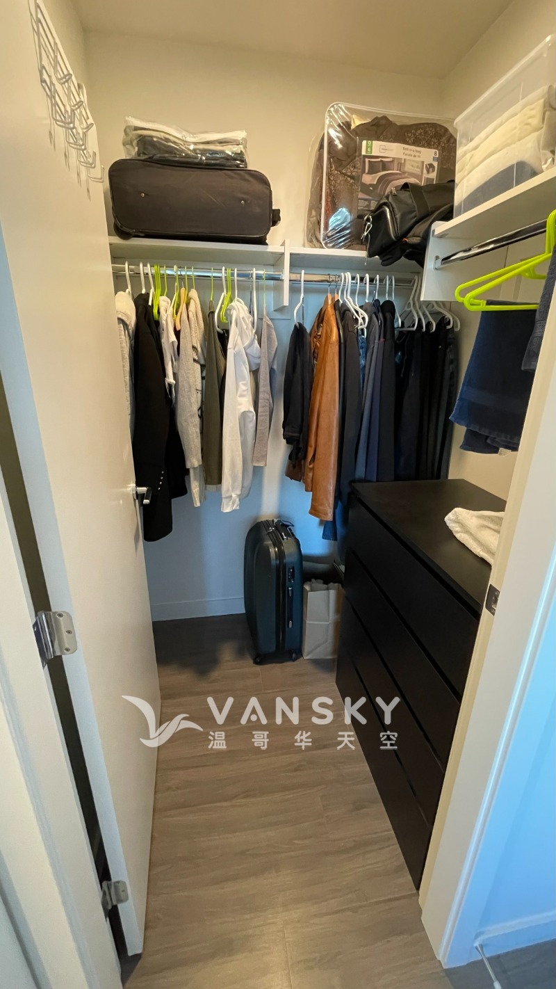 251128153218_Walk-in Closet.jpg